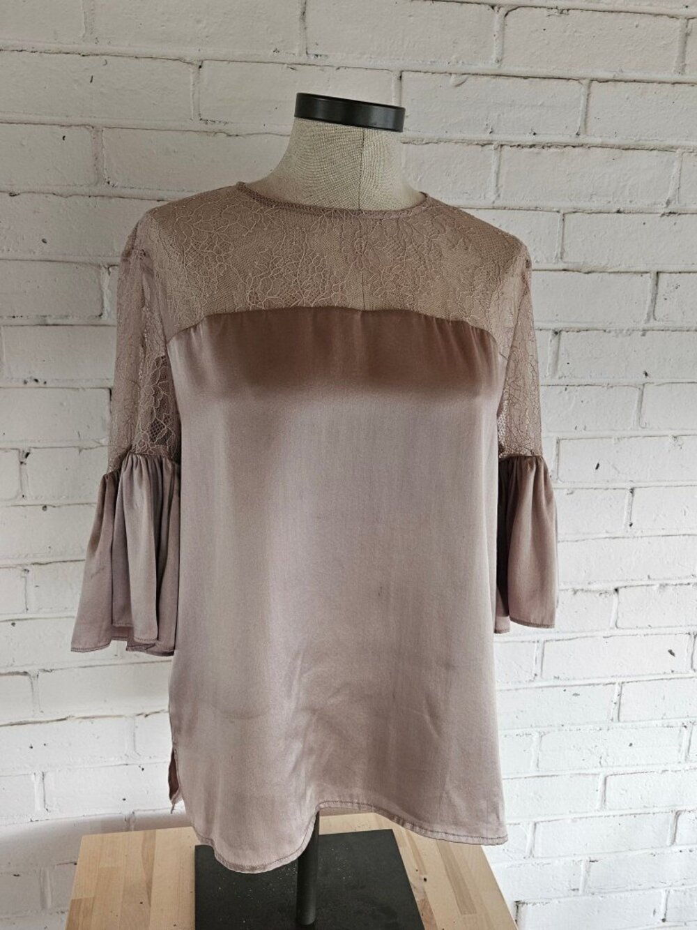 ✨ Cami NYC Dustin 100% Silk Lace Bell-Sleeve Blouse ✨